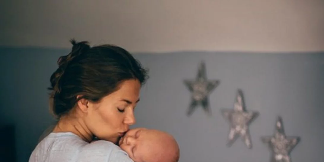 Ύπνος μωρού: 5 tips για να μάθει αν κοιμάται στην κούνια του