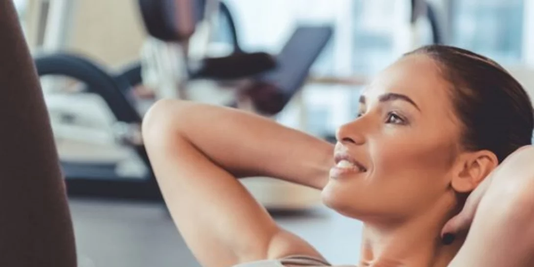 Ασκήσεις για την κοιλιά και τα ψωμάκια από την Ελένη Πετρουλάκη