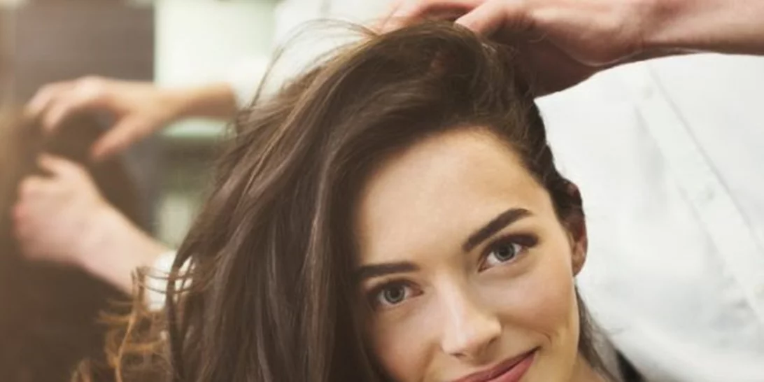 10 έξυπνα τρικ που χρησιμοποιούν οι κομμωτές για τέλεια μαλλιά (αντίγραψέ τους!)
