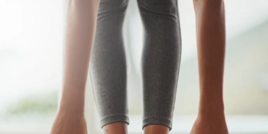 Bίντεο: Κάνε yoga στον καναπέ σου (ναι, σωστά διάβασες!)