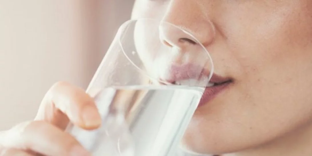 Πώς να παραμείνω ενυδατωμένη; Οι βασικοί τρόποι για να το πετύχεις (και πώς θα φτιάξεις ρόφημα ηλεκτρολυτών μόνη σου!)