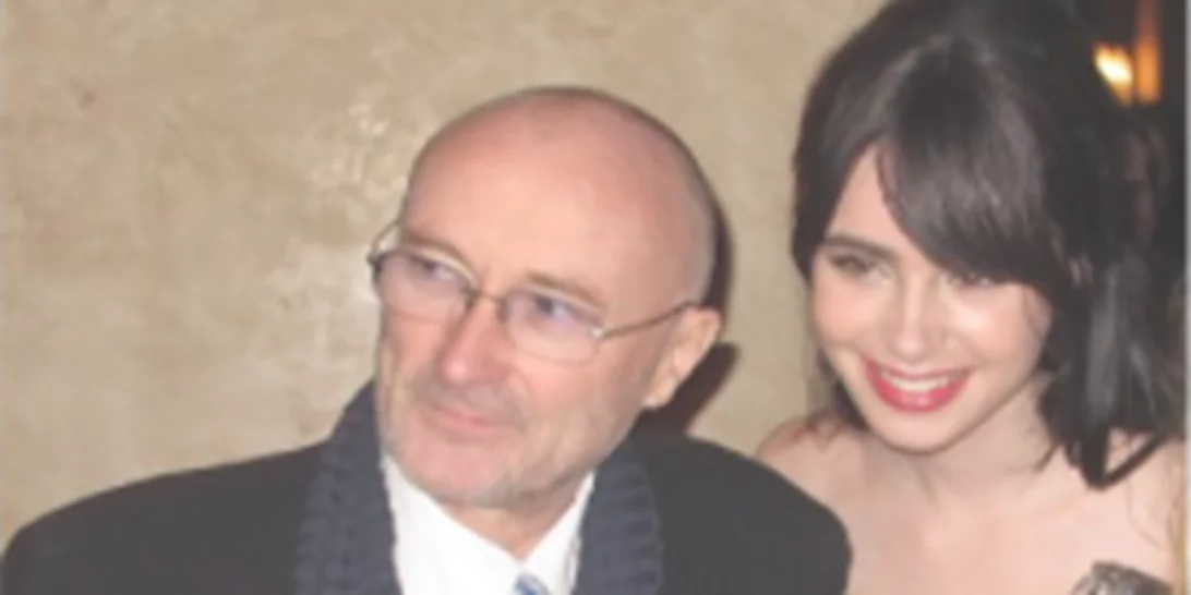 Lily Collins | Η τρυφερή αφιέρωση και η φωτογραφία από την παιδική της ηλικία, με αφορμή τα γενέθλια του πατέρα της, Phil Collins