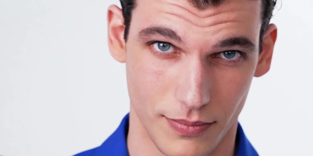 Ο Βασίλης Μίχας δίνει τον πιο αναζωογονητικά φρέσκο ορισμό της ομορφιάς