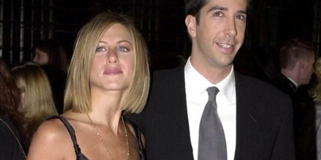 Friends Forever | Ο David Schwimmer τρολάρει τη Jennifer Aniston με μία φωτογραφία του στο ντους