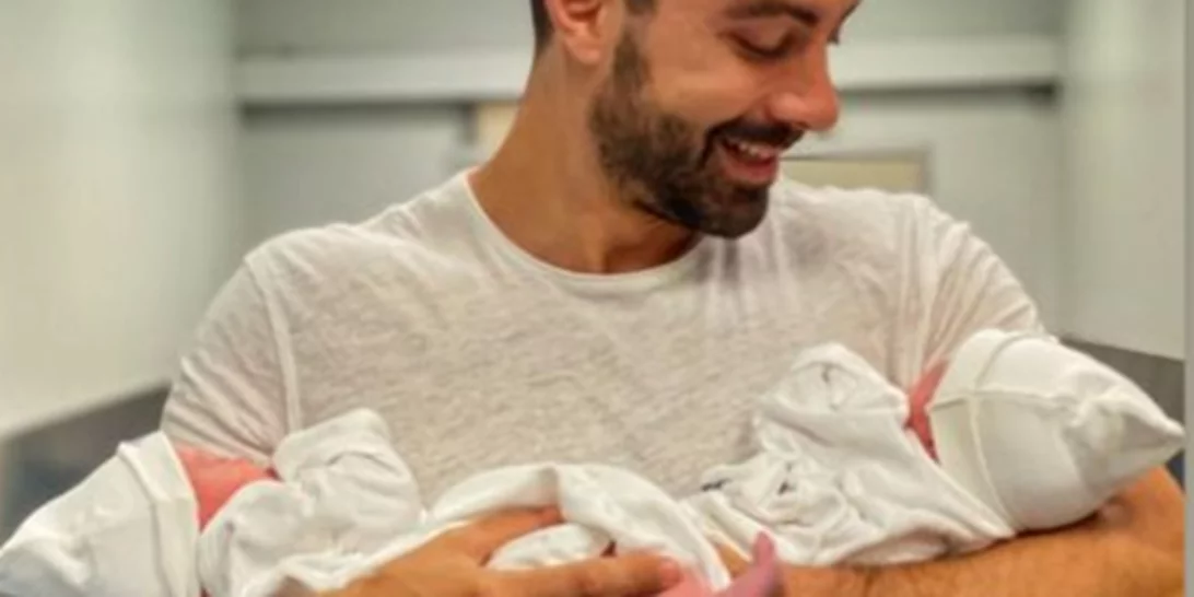 Ο Σάκης Τανιμανίδης μοιράζεται λεπτομέρειες για τις δίδυμες κορούλες του
