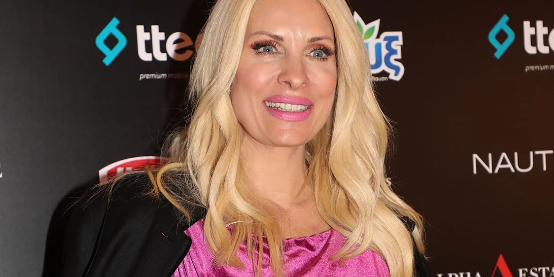 Η Ελένη Μενεγάκη ποζάρει με μονόχρωμο casual outfit στον κήπο του σπιτιού της