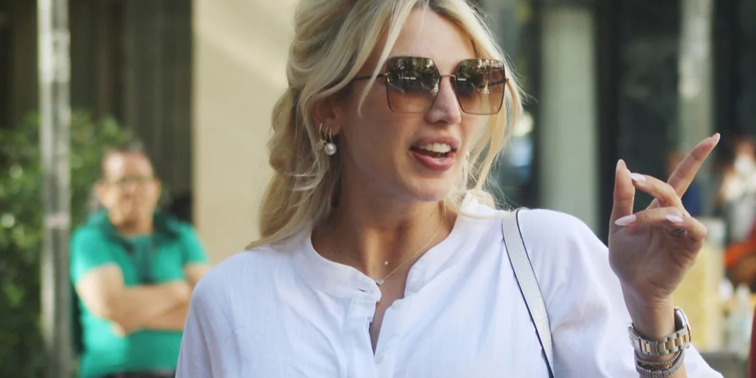 Με κοντό, εφαρμοστό λευκό φόρεμα και sneakers στο γήπεδο | H Kωνσταντίνα Σπυροπούλου ξεκίνησε τένις