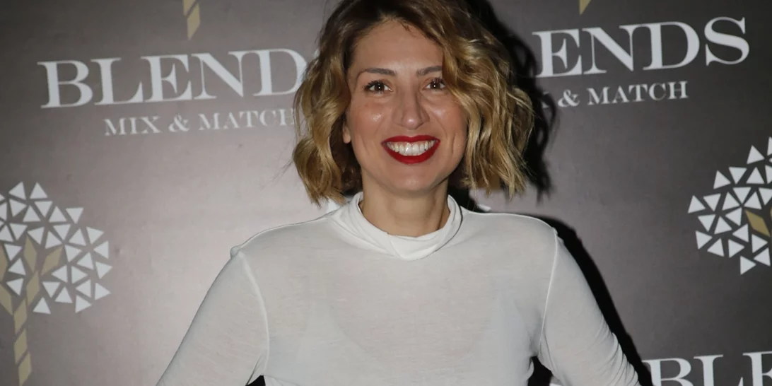 Το πιο ονειρεμένο σαλόνι το έχει η Μαρία Ηλιάκη | Τα υπέροχα φυτά και οι κατάλευκοι καναπέδες