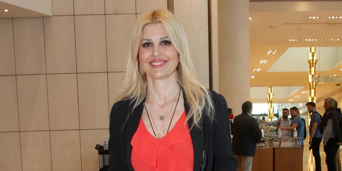 Έλενα Ράπτη | Σέξι και καλοκαιρινή με λευκό εφαρμοστό παντελόνι