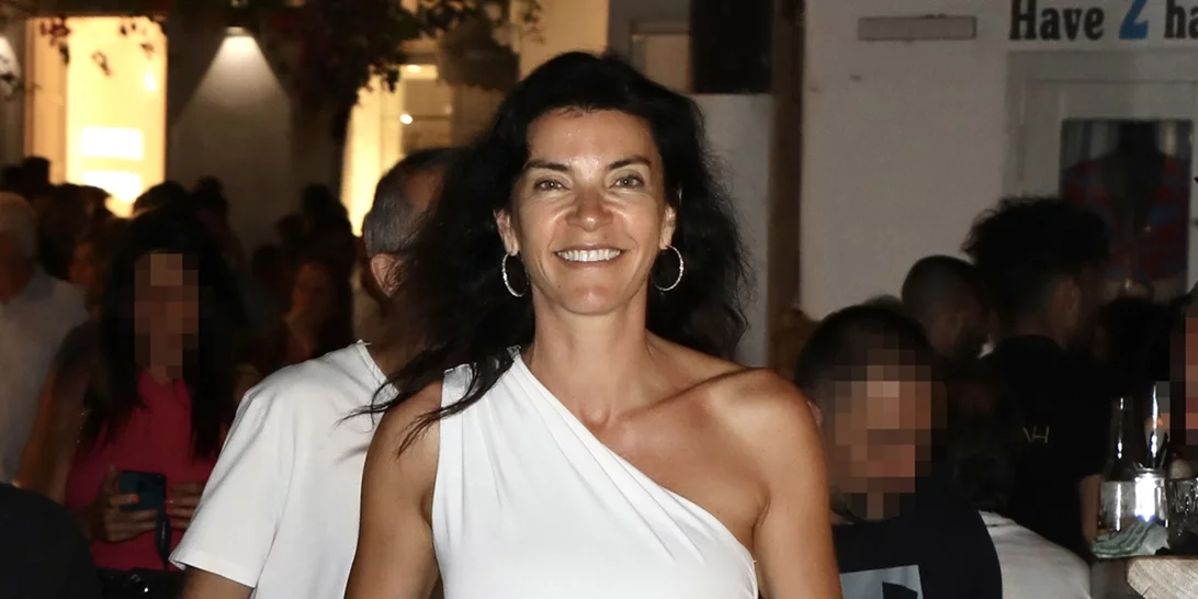 Μαρίνα Βερνίκου | Η σπάνια εμφάνιση με τα δύο μικρότερα παιδιά της στα σοκάκια της Μυκόνου