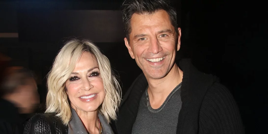 Άννα Βίσση και Σάκης Ρουβάς αγκαλιά το 1996 | Οι μπούκλες του Σάκη και το διαφανές φόρεμα της Άννας που άφηνε ελάχιστα στη φαντασία