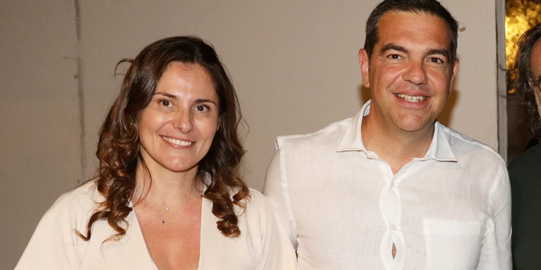 Μπέτυ Μπαζιάνα | Μαυρισμένη, με εντυπωσιακό ντεκολτέ στην πρεμιέρα της παράστασης "Μήδεια"