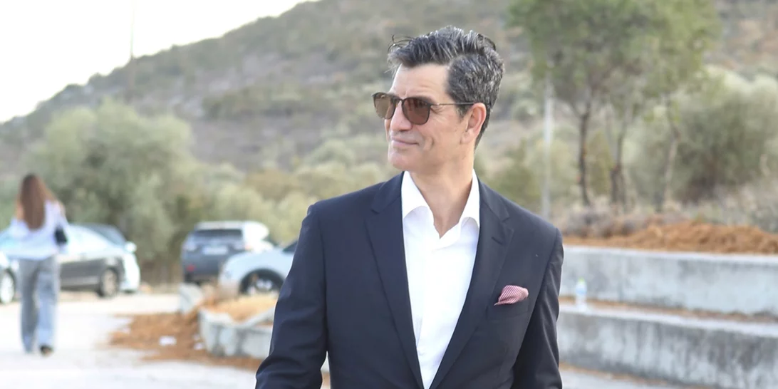 Ο Σάκης Ρουβάς με ροζ παντελόνι στο γάμο του αδερφού του, Απόστολου