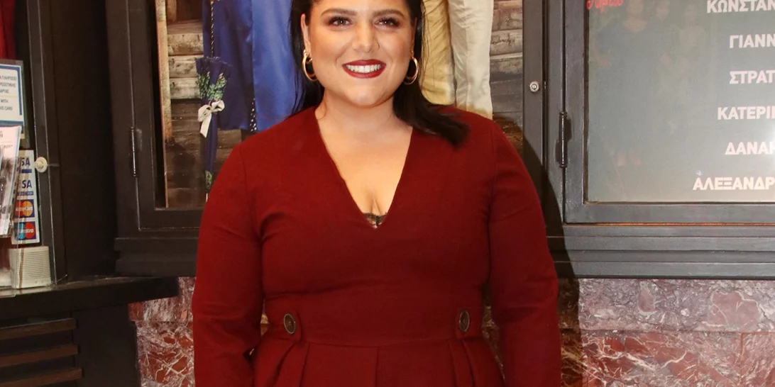 Το μίνι φόρεμα με παγιέτες της Δανάης Μπάρκα είναι το απόλυτο holiday inspo