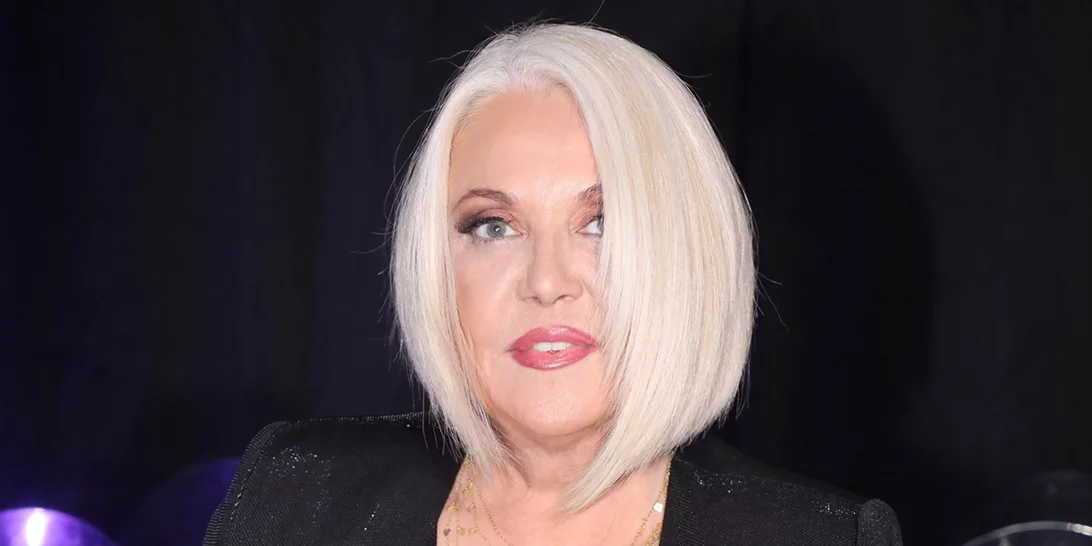 Η Ρούλα Κορομηλά μόλις αποχωρίστηκε το χαρακτηριστικό καρέ της | Η μεγάλη αλλαγή που έκανε στα μαλλιά της