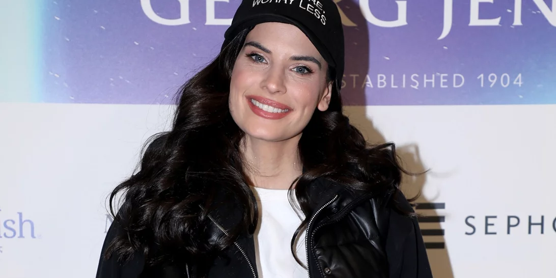 Η Χριστίνα Μπόμπα στα πορτοκαλί | Με αθλητικό κολάν και μπουστάκι, γυμνάζεται και στο γραφείο της