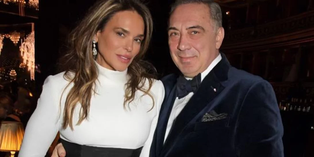 Σήλια Κριθαριώτη | Δημοσίευσε φωτογραφία της κούκλας κόρης της από το κόκκινο χαλί στο Λονδίνο