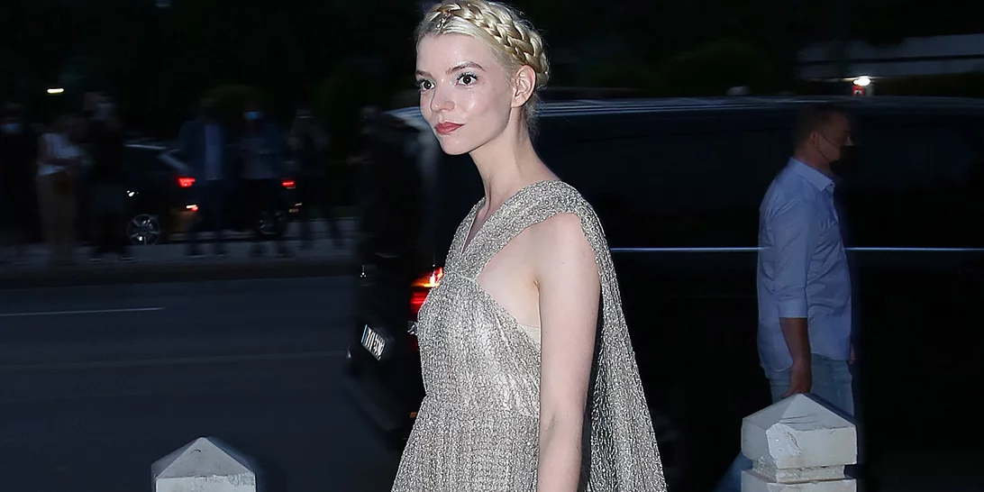 Dior Cruise 2022 | To grecian-chic χτένισμα της Anya Taylor-Joy ήταν απλά εκθαμβωτικό