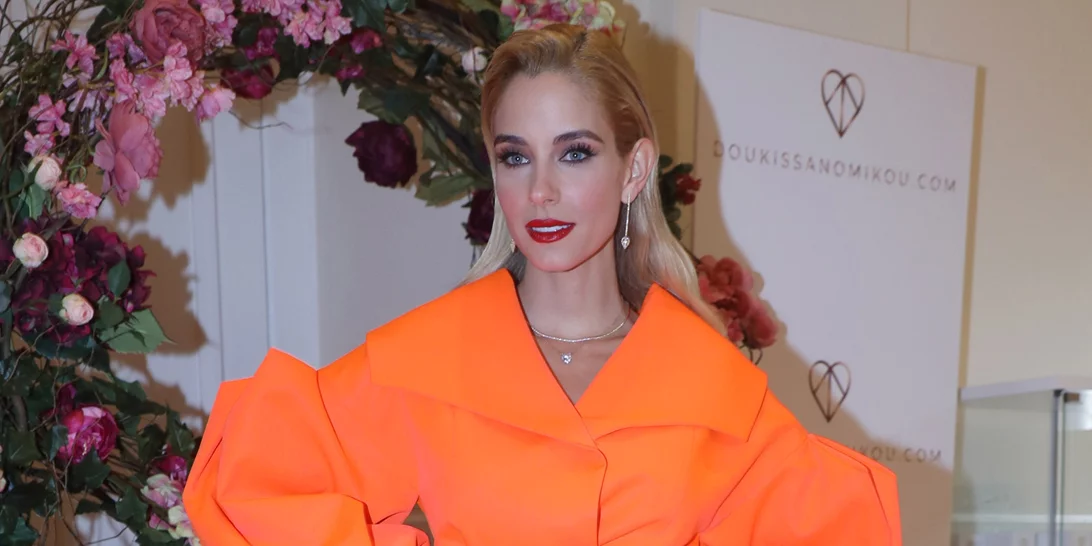 Δύο καλλονές μαζί | Η Δούκισσα Νομικού αγκαλιά με τη μαμά της στο AXDW