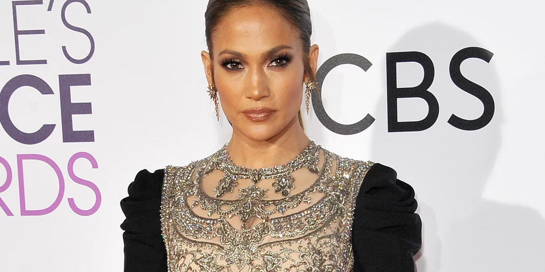 H Jennifer Lopez έγινε 52 και μας αποκαλύπτει το μυστικό της νεανικής (και υπέροχης) επιδερμίδας της