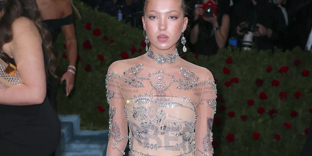 Lila Moss | Η 19χρονη κόρη της Κate Moss στο κόκκινο χαλί με τις αντλίες ινσουλίνης