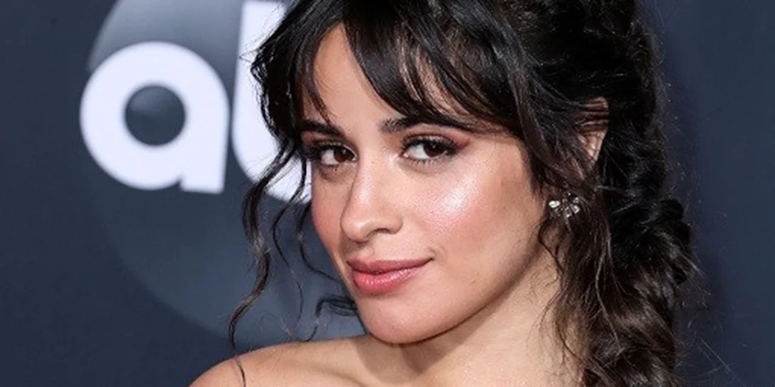 H Camila Cabello με ένα απροσδόκητο χρώμα στα μαλλιά της είναι (εντελώς) αγνώριστη