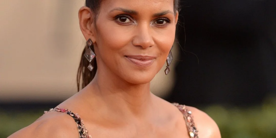 Halle Berry | Το μυστικό της καλλίγραμμης και δυνατής σιλουέτας της στα 56