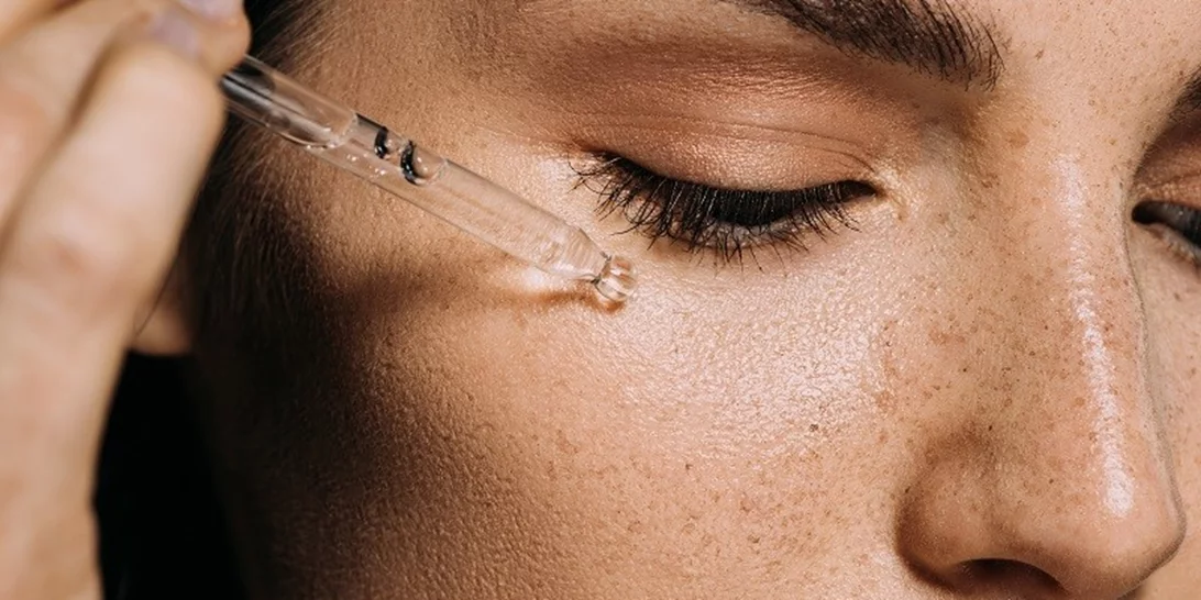 Ποιον ορό προσώπου να επιλέξω; Όλες οι απαντήσεις στις απορίες σου για τα serums