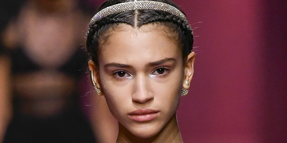 Street style approved | Η στέκα είναι το πιο κομψό αξεσουάρ μαλλιών που μπορείς να φορέσεις τώρα