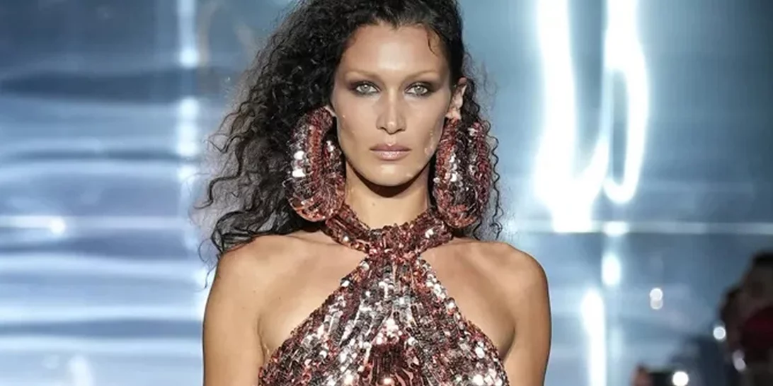 Afro hair is back | Oι αδελφές Hadid, πιο σέξι από ποτέ στην πασαρέλα, με το πιο hot χτένισμα για σγουρά μαλλιά