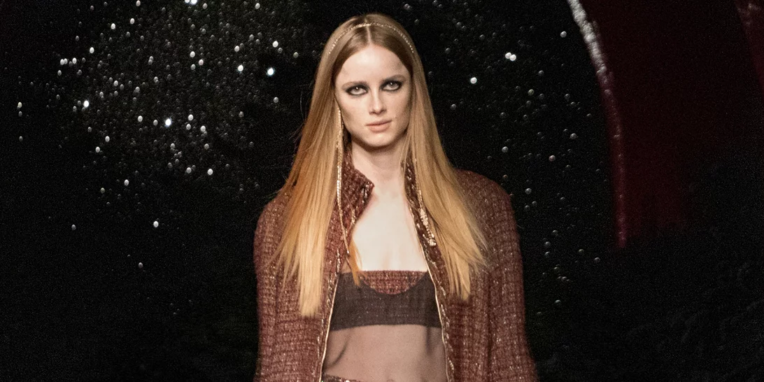 PFW FW '21 | Το δυναμικό comeback των αξεσουάρ μαλλιών που ομορφαίνουν τα χτενίσματά μας