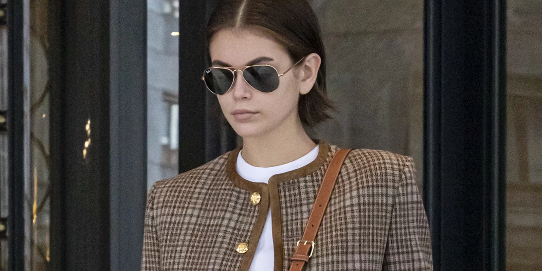 H Kaia Gerber με το κούρεμα που την κάνει να μοιάζει με αυθεντική Παριζιάνα