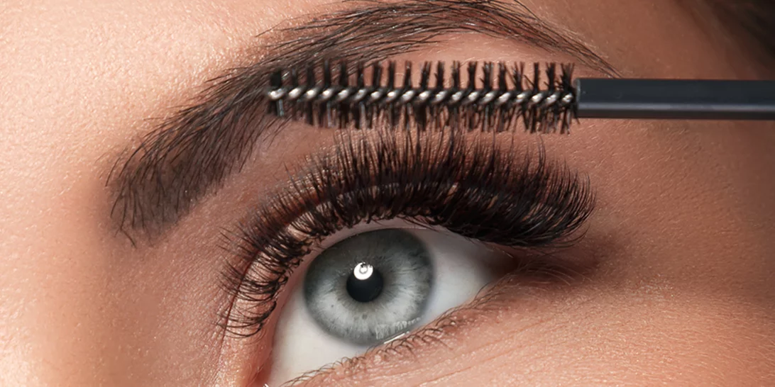 Πώς να βάζω σωστά τη μάσκαρα; 9 hacks για ονειρεμένες βλεφαρίδες