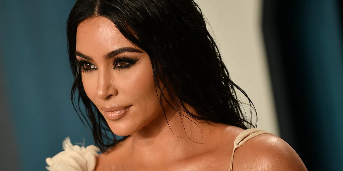 Η Kim Kardashian σού δείχνει πώς να κάνεις το no makeup-makeup look της σε 5᾽