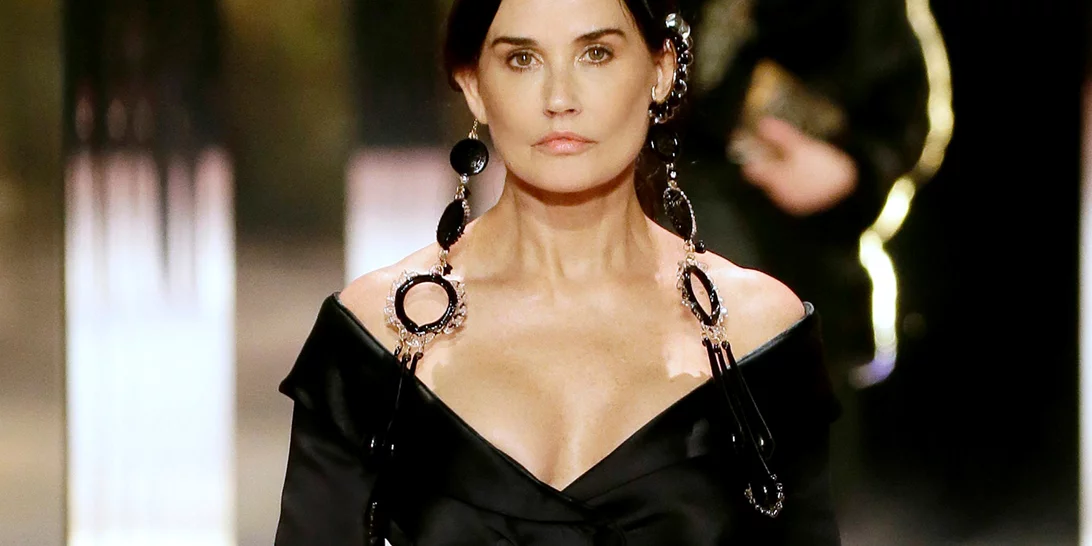 H Demi Moore περπάτησε στο catwalk του οίκου Fendi | Το beauty look της 58χρονης ηθοποιού