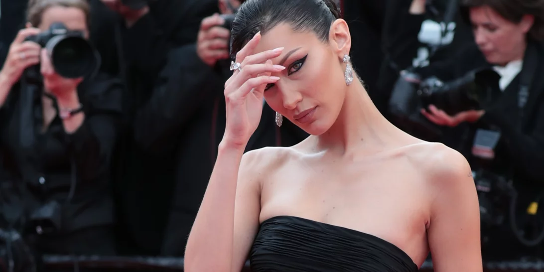 Bella Hadid | Η στιγμή που ανέβηκε γυμνή στην πασαρέλα του Coperni πριν την ψεκάσουν με ένα "υγρό φόρεμα"