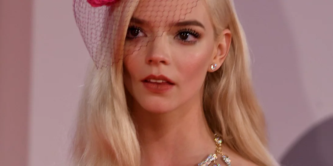 Φεστιβάλ Βενετίας | Η Anya Taylor Joy με το αξεσουάρ μαλλιών που θα "μεταμορφώσει" κάθε χτένισμά σου
