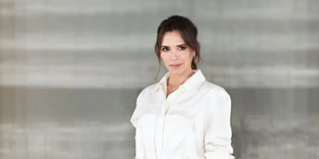 Η Victoria Beckham στο front row με τη σύντροφο του γιου της, Romeo, Mia Regan