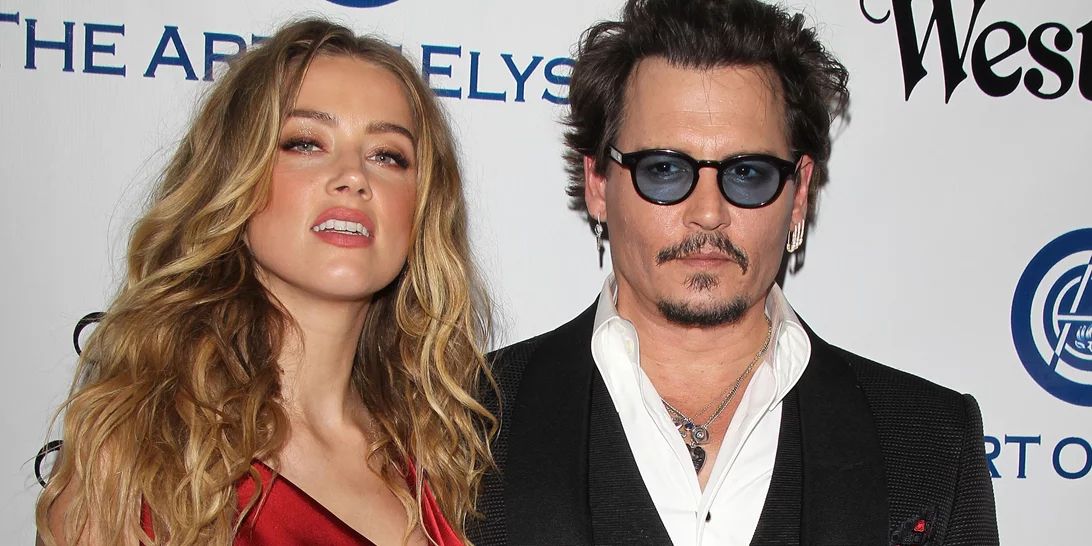 Amber Heard | Σάλος με το βίντεο που τη δείχνει να κρατάει σημειώσεις, χωρίς να ακουμπάει το στιλό στο χαρτί