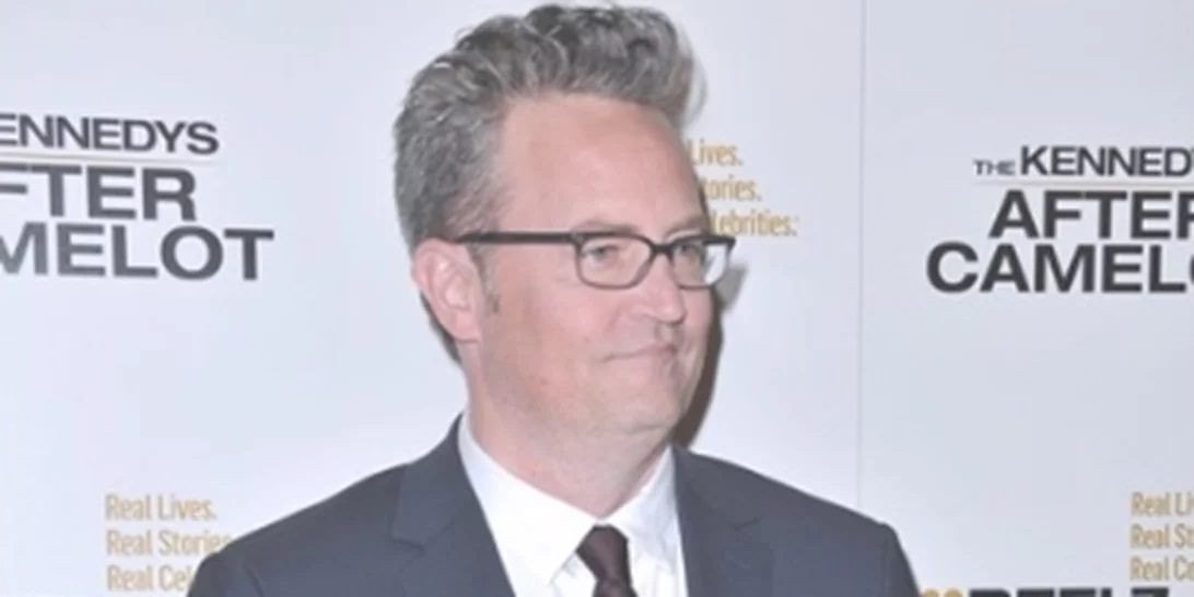 'Και αυτός κυκλοφορεί ακόμα αναμέσά μας" Γιατί ο Matthew Perry μισεί τόσο πολύ τον Keanu Reeves;