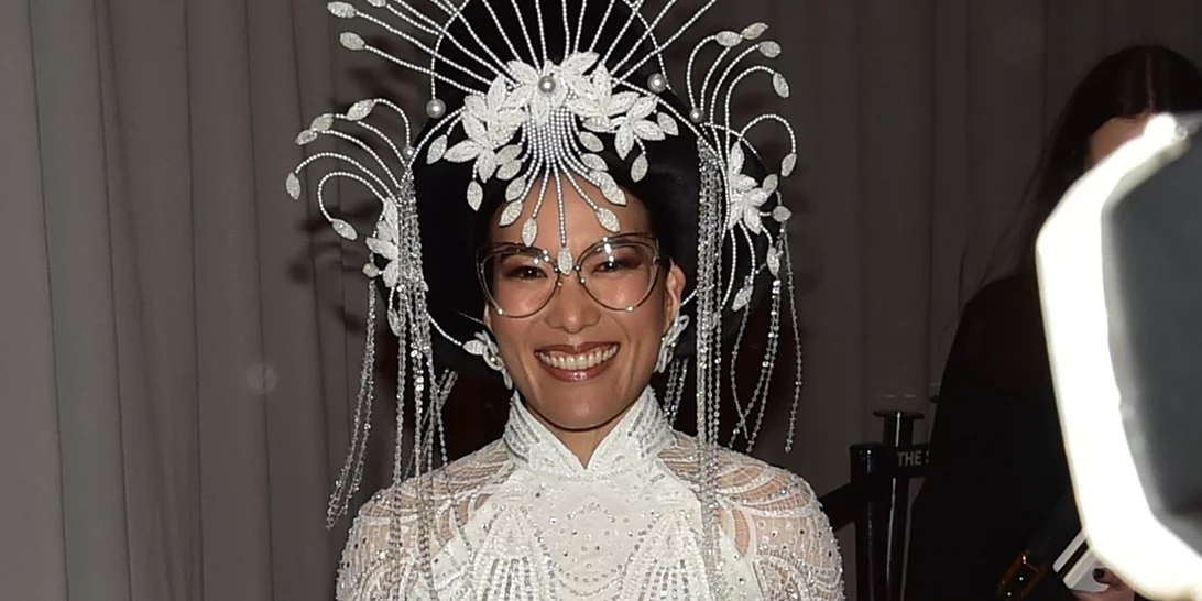 Η ηθοποιός Ali Wong εντυπωσιάζει με την εμφάνισή της στο κόκκινο χαλί του TIME 100 Gala!