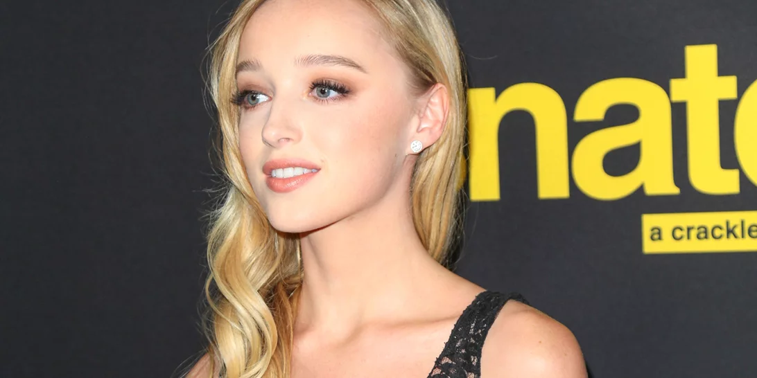 Phoebe Dynevor | Οι χάλκινες curtain bangs της ηθοποιού συνδυάζουν τα δύο απόλυτα hair trends του καλοκαιριού