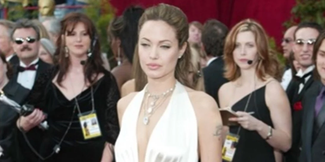 H τραγική ιστορία της Angelina Jolie | Η σχέση με τον πατέρα της, τα ναρκωτικά και ο Brad Pitt