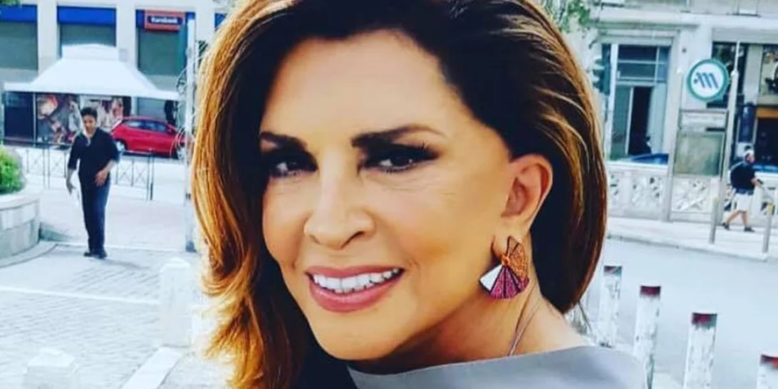 Μιμή Ντενίση | Ποζάρει με μίνι μαύρο φόρεμα στον ολάνθιστο κήπο του εξοχικού της σπιτιού