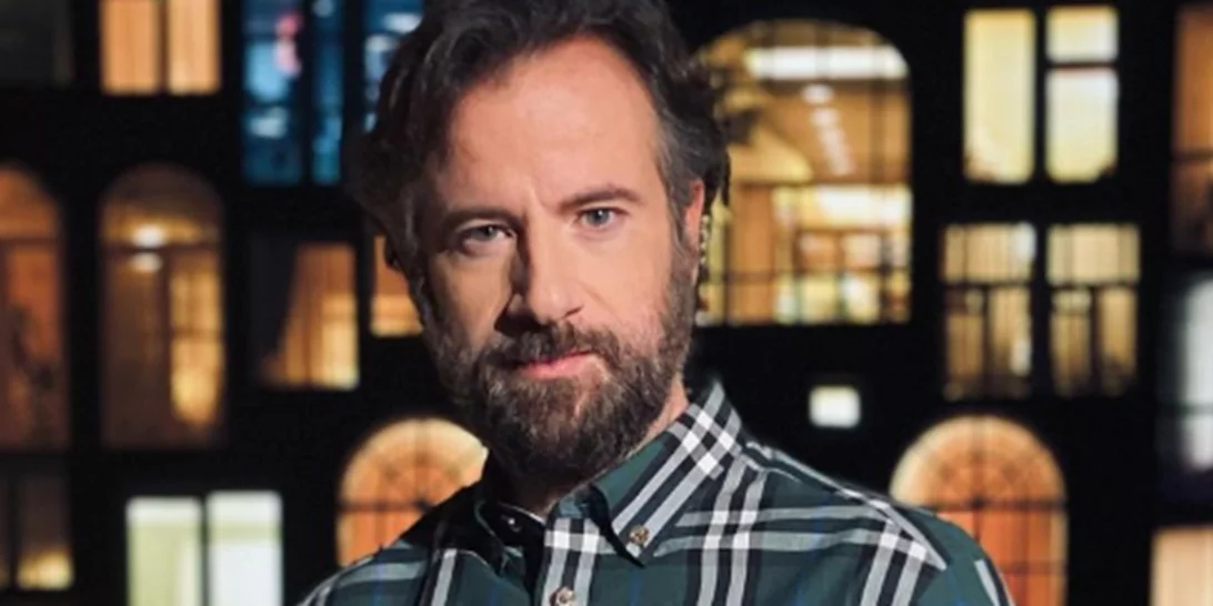 "Η λεύκη που έχω είναι κάτι πολύ φυσιολογικό και δεδομένο" | Ο Κωστής Μαραβέγιας δείχνει τα σημάδια της λεύκης στα χέρια του