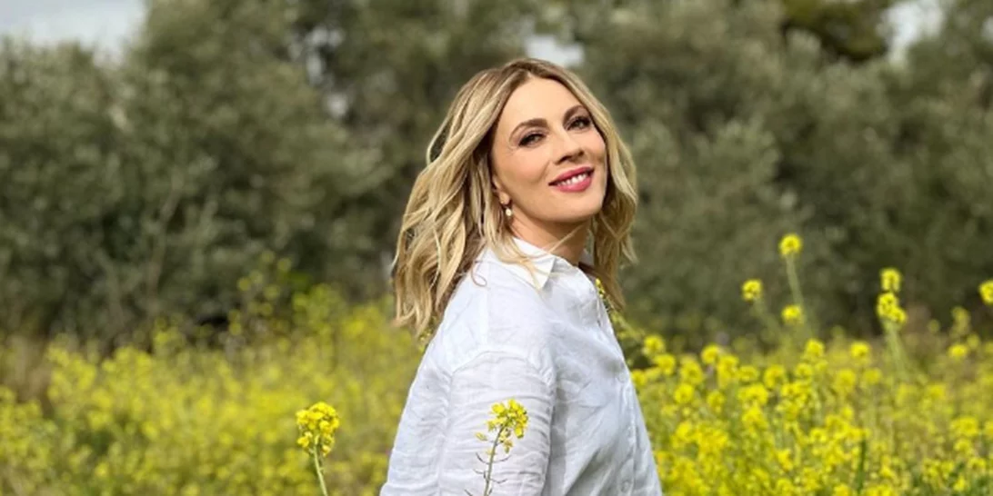 Το εξοχικό σπίτι της Σμαράγδας Καρύδη στην Αίγινα, είναι ένα όνειρο