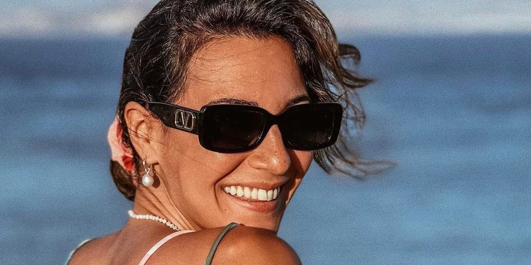 Η Ευγενία Σαμαρά με υπέροχο λευκό μαγιό | Μας δείχνει το γυμνασμένο της κορμί αδιαφορώντας για τα αρνητικά σχόλια στο Twitter