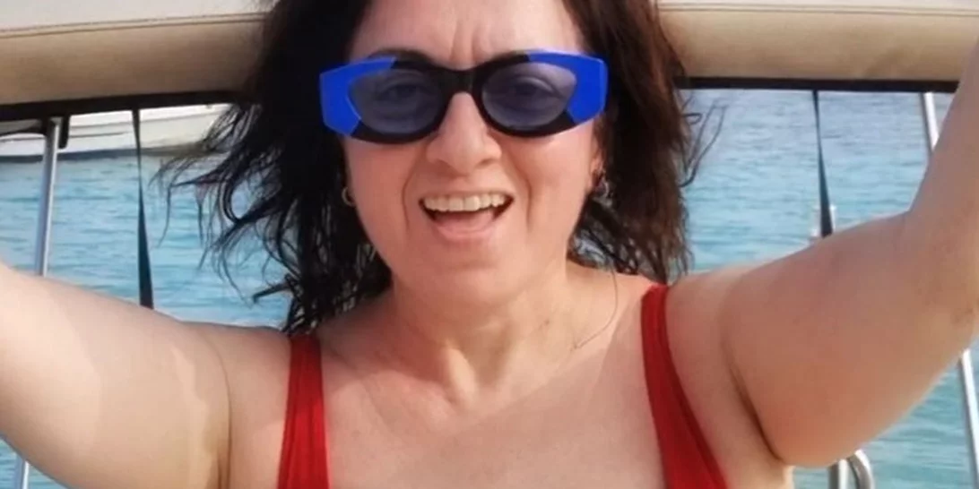 Η Σοφία Μουτίδου ποζάρει με μεσάτο κόκκινο μαγιό και εμπνέει όλες μας