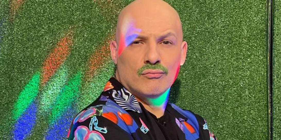 Νίκος Μουτσινάς | "Όταν είπα στη μητέρα μου "μαμά, είμαι gay", μπορεί να είπε μέσα της πως "επιτέλους, είμαι η μοναδική γυναίκα στη ζωή του"