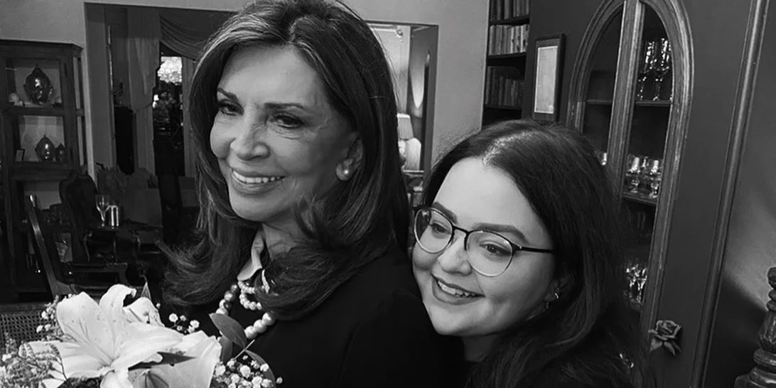 Μαριτίνα Ντενίση | H σπάνια και γλυκιά φωτογραφία από όταν ήταν παδί, στην αγκαλιά της μητέρας της